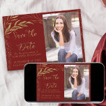 Reserve A Data Folha vermelha e Dourada com caligrafia e foto<br><div class="desc">Elegante Dourado Folha e Vermelho Guardem a Data com sua própria fotografia e sua caligrafia à mão. O modelo está preparado para você carregar uma foto do marmelho e personalizar com sua data de celebração. A design tem folhas finas desenhadas e folhagem de folha de ouro sólida com confete. Por...</div>