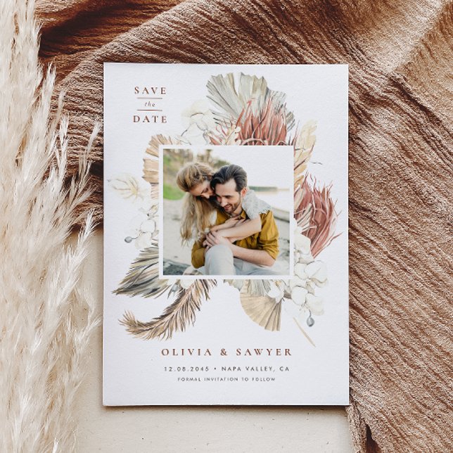 Reserve A Data Folhas de Palma Secas de Boho e Foto de Orquídeas  (Photo save the date featuring a watercolor pampas grass, dried palm, orchids, and anthurium.)