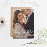 Reserve A Data Foto Bonito branca com letra de mão Salvar data II<br><div class="desc">Uma fotografia vertical elegante e moderna salva a placa plana de data com caligrafia moderna com um padrão de confete colorido. Personalize esta opção para salvar o anúncio de data adicionando sua própria foto e detalhes. No meu compro estão disponíveis itens semelhantes.</div>