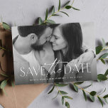 Reserve A Data Foto clássica simples de na moda<br><div class="desc">Esta fotografia simples, mas na moda, para salvar o cartão de data é a forma perfeita de anunciar o seu noivado e o seu próximo casamento aos amigos e à família. A parte frontal desta opção horizontal para salvar a data apresenta um tratamento moderno em branco na parte inferior de...</div>