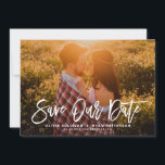 Reserve A Data Foto da Caligrafia russa branca Salvar nossa data<br><div class="desc">Na moda salvar o anúncio de data com caligrafia moderna rustica com padrão de folhas verdes. Isto será perfeito para salvar a data do casamento de primavera e verão. Você pode personalizar o verso adicionando seu próprio padrão ou adicionando outra foto.</div>