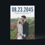 Reserve A Data Foto da Tipografia Simples Azul do marinho Salvar<br><div class="desc">Contemporâneo e único guarde o cartão com fotos de data,  a maneira perfeita de anunciar o dia do seu casamento. Fotografia moderna,  salve o cartão de data com marinho azul simples tipografia. Personalize este moderno salve a data adicionando seus detalhes. Outras cores estão disponíveis.</div>