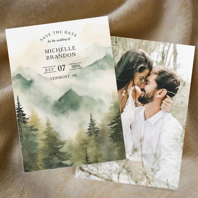 Reserve A Data Foto de Aventura na Natureza da Montanha dos Pinhe (Pine Tree foggy forest mountain)