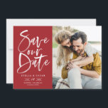 Reserve A Data Foto de Caligrafia de Pincel de Água Vermelha<br><div class="desc">Caligrafia de Pincel de Água Vermelha Foto Salva Nossa Ficha de Data | Anuncie à família e aos amigos a data do seu casamento com este cartão simples de data personalizável. Apresenta caligrafia moderna com letra de mão sobre fundo vermelho. Esta foto de na moda para salvar o cartão de...</div>