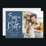Reserve A Data Foto de caligrafia de pincel de aquarela azul<br><div class="desc">Caligrafia de Pincel de Água Azul Foto para Salvar nosso Cartão de Data | Anuncie à família e aos amigos a data do seu casamento com este cartão simples de data personalizável. Apresenta caligrafia moderna, escrita à mão, sobre fundo azul marinho. Esta foto de na moda para salvar o cartão...</div>