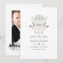 Foto de casamento com crista de monograma à beira 