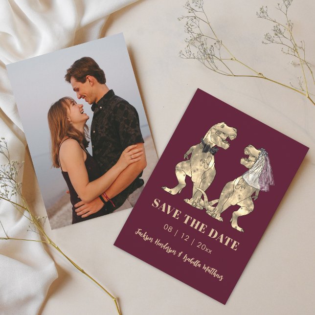 Reserve A Data Foto de Casamento com Vinho Tinto Temático de Dino (Funny dinosaur bride and groom burgundy wine wedding photo save the date card)