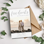 Reserve A Data Foto de Casamento de Destino de Praia de Bebidas G<br><div class="desc">Cartões salve a data de destino na praia são para o casal divertido que mal pode esperar para compartilhar sua data de casamento com sua família e amigos. Engraçado design de "Bebidas grátis (e vamos nos casar) em uma fonte bonito de script - personalize essa data com sua foto, nomes,...</div>