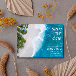 Reserve A Data Foto de Casamento de Praia de Destino<br><div class="desc">Anuncie os vossos núpcias de praia com a nossa Foto de Casamento de Praia de Destino. Perfeito para uma celebração romântica à beira-mar, esta carta apresenta uma design de praia impressionante e um texto elegante na frente, capturando a essência do seu casamento de destino. O verso mostra uma foto carinhosa...</div>