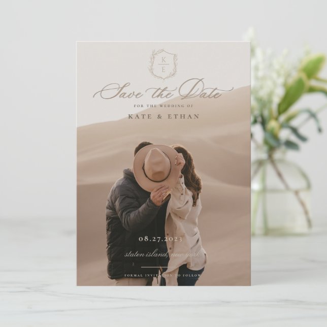 Reserve A Data Foto de Casamento do Monograma do Crest Botânico (Em pé/Frente)