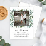 Reserve A Data Foto de Casamento Elegante Eucalyptus Greenery<br><div class="desc">Anuncie seu casamento em estilo com estes elegantes salvos de data cartões de anúncio com fotos de noivado enquadradas por um quadrado preto moderno e um design verde-aquarela orgânico com folhagem de eucalipto, folhas e galhos de eucalipto de dólar em tons de menta, verde, azeitona e verde-azul-mudo - perfeito para...</div>