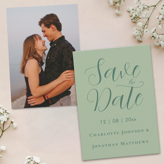 Reserve A Data Foto de Casamento Moderno de Script Elegante (Modern photo elegant script sage green and dark green wedding save the date invitation Stylish chic )