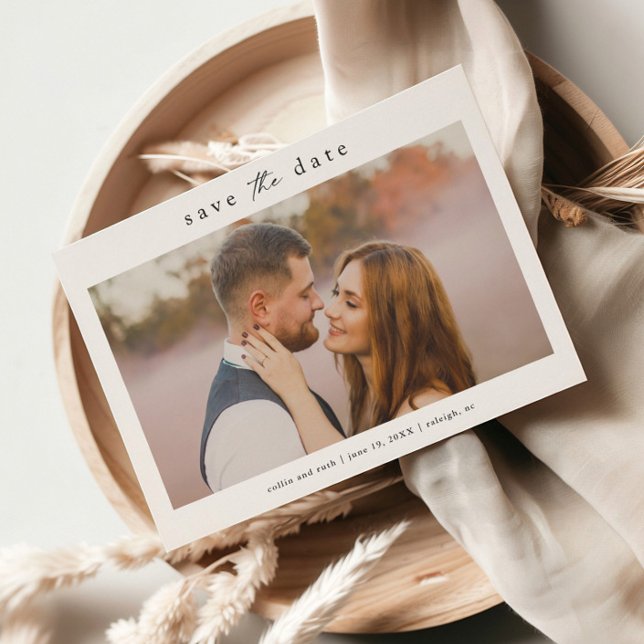 Reserve A Data Foto de casamento simples (Simple wedding photo save the date card.)
