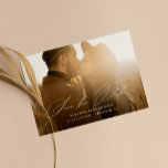 Reserve A Data Foto de Cheio de Script de Caligrafia Mínima Moder<br><div class="desc">Apresentando o script na moda e fontes elegantes com um gradiente transparente esmaecido sobre a foto para realçar o texto. Adicione detalhes adicionais à parte traseira.</div>