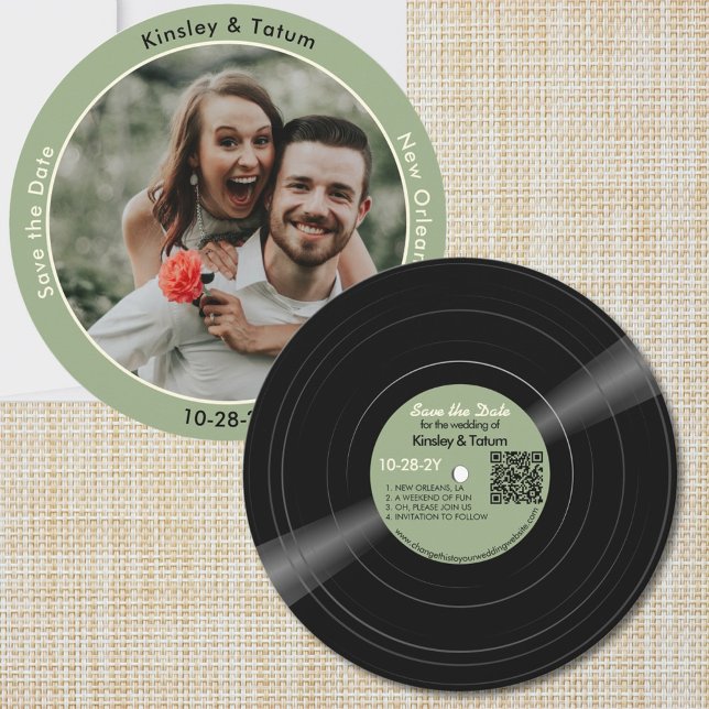 Reserve A Data Foto de Disco de Vinil Verde Casamento Save the Da (A round retro vinyl record wedding save the date with your photo and QR code. Soft green label)