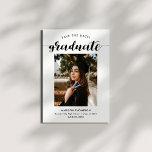 Reserve A Data Foto de Graduação de Caligrafia Chic Black Script<br><div class="desc">Um chic elegante salvou o anúncio de fotos da formatura da data com um belo texto de caligrafia dizendo "formando". Personalize de acordo com as suas necessidades.</div>