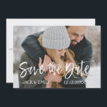 Reserve A Data Foto de inverno - Salve a placa de data<br><div class="desc">A Cinza de carvão de inverno e o script com letra salvam o Cartão com fotos de data. A foto e o texto deste script de pincel com letra manual podem ser atualizados e personalizados com sua foto e seu nome. Este cartão também exibe seu nome na parte traseira da...</div>