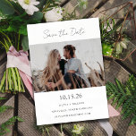 Reserve A Data Foto do Casal de Casamento da Caligrafia Moderna M<br><div class="desc">Anuncie que sua data de casamento é o estilo moderno com esta foto,  salve o cartão de data com a caligrafia editável em preto e branco.</div>