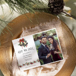 Reserve A Data Foto do Casamento no inverno Holly Bells<br><div class="desc">Casamento Salve o convite de data com foto e tipografia elegante. A design apresenta sinos de casamento ouro com um arco vermelho e um galho sagrado com bagas vermelhas. Perfeito para um anúncio de noivado de feriado ou casamento no inverno. Para coordenar convites, artigos de papelaria e decoração do dia...</div>