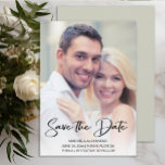 Reserve A Data Foto do Noivado Moderno manuscrito<br><div class="desc">Casamento moderno e manuscrito Salve o cartão com fotos do anúncio da data personalizado com os nomes da noiva e do noivo,  data do casamento e local.</div>