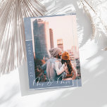 Reserve A Data Foto do Script Branco Azul do Sr. & Sra. Dusty<br><div class="desc">Sr. e Sra. Dusty Blue e White Script Foto para salvar o cartão de data. Estique seus convidados com este na moda, simples, azul em pó, cartão de salvamento do casamento com fotos, com um moderno roteiro branco sobre um fundo azul claro e azul empoeirado, mostrando de forma elegante a...</div>