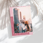 Reserve A Data Foto do Script Branco Cor-de-rosa do Sr. & Sra. Ma<br><div class="desc">Sr. e Sra. Magenta, Rosa e White Script Foto Salve o Cartão de Data. Estique seus convidados com este simples, simples, rosa-fuschia, cartão de salvamento do casamento fotográfico, com um moderno roteiro branco sobre um fundo rosa magenta, elegantemente mostrando a data do casamento horizontalmente ao longo da esquerda, ao lado...</div>
