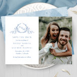 Reserve A Data Foto Elegante Blue Monogramas Casamento Salvar a D<br><div class="desc">Anuncie sua data de casamento com este casamento impressionante, salve o cartão de data com duas seções na frente, ao fino monograma botânico desenhado à esquerda, que delineia elegantemente as iniciais de casais em tons azuis com seus nomes, data de casamento e detalhes de localização e à direita com a...</div>