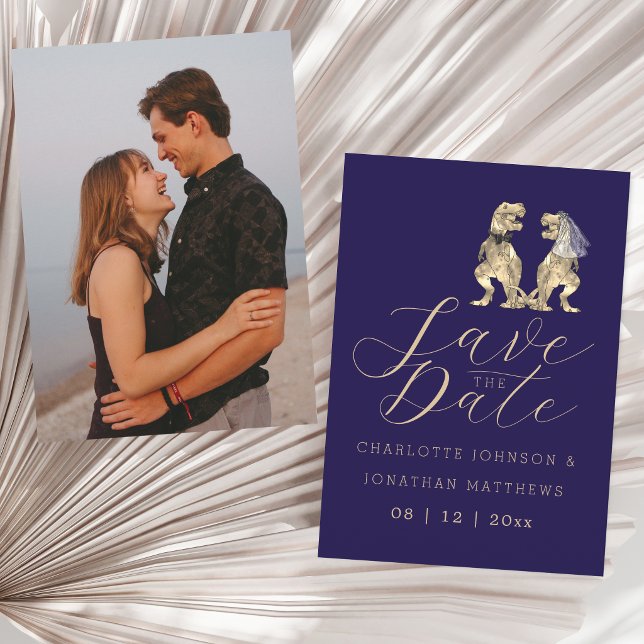 Reserve A Data Foto Engraçada do Casamento de Dinossauros (Dinosaur wedding save the date navy blue photo invitation funny jurassic T-Rex dino bride and groom)