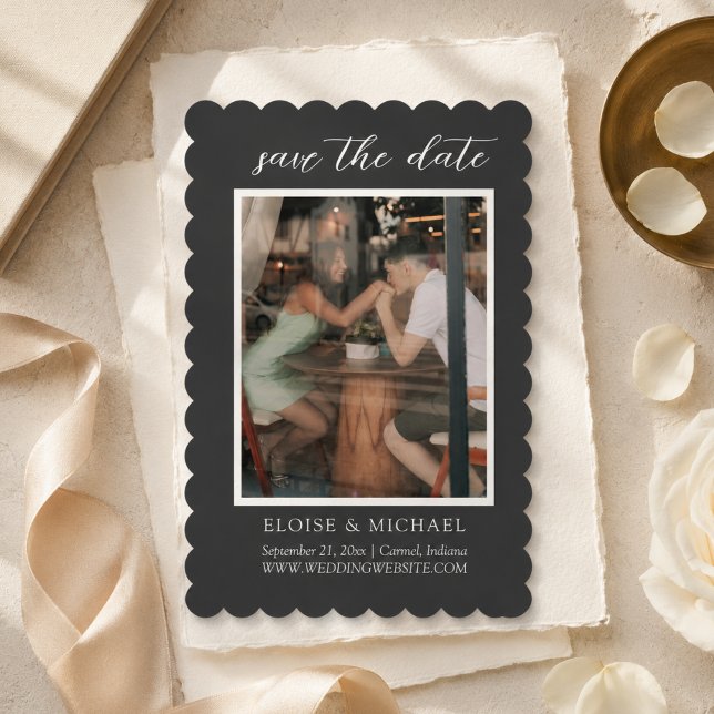 Reserve A Data Foto Escamoteada de Carvão Elegante (Elegant Charcoal Scalloped Photo Save The Date)