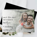Reserve A Data Foto minimalista do script preto e branco moderno<br><div class="desc">Celebre em estilo com este casamento de na moda e muito tenente, salve os cartões de data. Esta design é fácil de personalizar com sua própria foto e texto especiais e seus convidados ficarão entusiasmados quando receberem esses cartões fabulosos. Use essas cartas como são para um tema de casamento minimalista...</div>