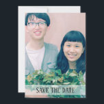 Reserve A Data Foto minimalista e simples Guarde a placa de data<br><div class="desc">É tudo sobre sua foto de casal neste simples modelo de Salvar a Data. Sua fotografia cobrir a frente inteira do cartão. Uma faixa transparente nos quadros inferiores Salvar a data. Esse pouco de transparência garante que todos poderão ler facilmente a data. Seus nomes, data do casamento e local estão...</div>