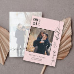 Reserve A Data Foto Moderna Manuscrita Salva A Data Cor-De-Rosa E<br><div class="desc">Apresentando nossa Foto Moderna Manuscrita Salve a Data - uma peça que realmente ressoa com sua única história de amor. Este "save-the-date" combina o charme da fonte escrita à mão com a conveniência da design moderna,  apresentando um apelo elegante,  mas íntimo,  que certamente encantará seus convidados.</div>