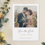 Reserve A Data Foto moderna minimalista negra Dourada Salvar a Da<br><div class="desc">Este simples e moderno casamento fotográfico, salve a data em que a carta lisa tem uma design limpa e fresca minimalista. A frente apresenta um animado e moderno texto Salvar a Data em preto abaixo de sua foto, seus primeiros nomes em um tom elegante de ouro chamado California Dourado e...</div>