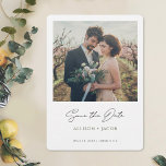Reserve A Data Foto moderna minimalista verde preta Salvar a data<br><div class="desc">Este simples e moderno casamento fotográfico, salve a data em que a carta lisa tem uma design limpa e fresca minimalista. A frente apresenta um animado e moderno texto Salvar a Data em preto abaixo de sua foto, seus primeiros nomes em uma elegante sombra escura de verde e data e...</div>
