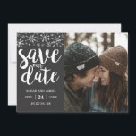 Reserve A Data Foto personalizada do casamento no inverno Salve o<br><div class="desc">O tema do inverno salve o cartão de data com sua foto personalizada e seus flocos de neve com brilho prateado. O texto diz "salve nosso encontro" em letras de pincel com o nome do casal, data do casamento, cidade e estado de onde o casamento acontecerá. Todos os textos são...</div>