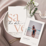 Reserve A Data Foto Preta Simples Esmagada Salva A Data<br><div class="desc">Esses cartões salve a data de 5" x 7" apresentam um design minimalista em letras grandes,  pretas e suaves,  em uma cinza muito leve,  com espaços reservados na parte traseira para os nomes de casais noivos,  data de casamento e informações do local e sua foto favorita!</div>