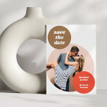 Reserve A Data Foto Retron Neutrais Reprodução de Casamento Exclu<br><div class="desc">Faça uma primeira impressão ousada com esta brincadeira, salve a data design com grandes recortes circulares, tipografia inspirada retroativamente e um layout de foto de cheio. Tonalidades terríveis como terracota e bronzeado criam um cenário quente e na moda que se sente moderno e nostálgico. Perfeito para casais que adoram layouts...</div>