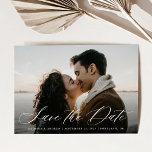 Reserve A Data Foto Romântica de Caligrafia Branca<br><div class="desc">Anuncie sua data de casamento a família e amigos em estilo com nosso elegante cartão de data. O cartão exibe sua foto de noivado horizontal favorita com "Save the Date" (Salvar a data) em um script de caligrafia branco e moderno. Personalize o cartão adicionando seus nomes, data do casamento e...</div>