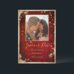 Reserve A Data Foto Rústica Vermelho Dourado Plano<br><div class="desc">Envie este belo cartão de “Salve a Data” de casamento para todos os seus familiares e amigos para convidá-los graciosamente para sua ocasião especial. O fundo rústico escarlate é um visual tão rico. Aparado em brilho dourado falso para definir o tom de elegância romântica e clássica. Salpicos dourados finalizam este...</div>