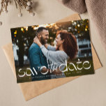 Reserve A Data Foto simples e única<br><div class="desc">Salve a data! Esta foto exclusiva de na moda salve a data design apresenta um tratamento de tipo de tendência em branco na parte inferior de uma foto horizontal junto com o seu texto personalizado. É uma carta perfeitamente moderna para anunciar seu noivado e o próximo casamento. A parte de...</div>