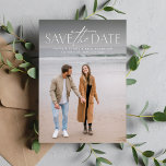 Reserve A Data Foto vertical moderna simples na moda<br><div class="desc">Esta fotografia simples, mas na moda, para salvar o cartão de data é a forma perfeita de anunciar o seu noivado e o seu próximo casamento aos amigos e à família. A frente desta vertical salve a data com um tratamento moderno em branco na parte superior de uma foto de...</div>