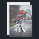 Reserve A Data Fotografia Rústica com Letrez da Mão Salve Nossa D<br><div class="desc">Uma na moda vertical salve a data da placa plana com caligrafia moderna rústica com padrão de folhas. Personalize este cartão adicionando sua própria foto e detalhes. Uma versão de placa simples está disponível.</div>