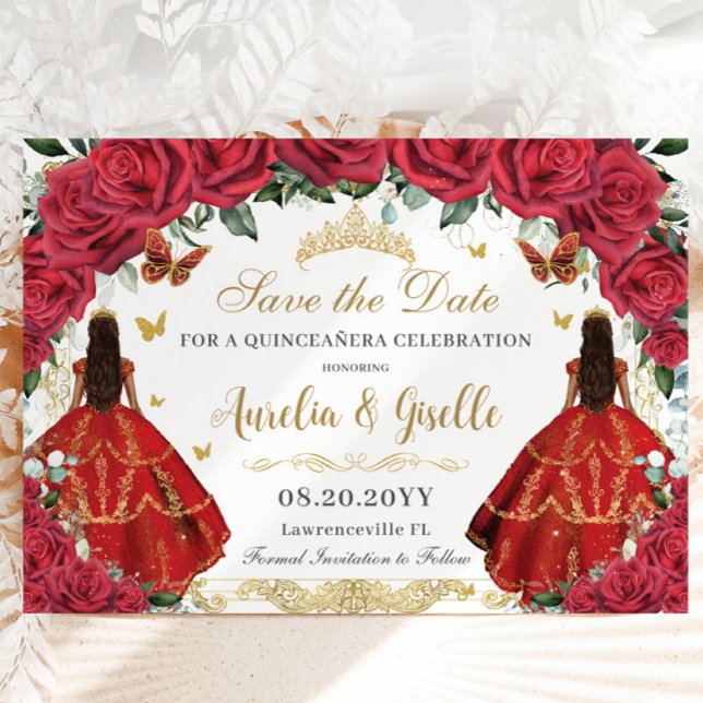 Reserve A Data Gêmeos Quinceañera Imprime Rosas vermelhas Floral  (twins quinceanera red roses floral birthday save the date cards brunette girls dresses gold crown)