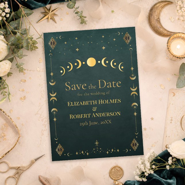 Reserve A Data Gótico Celestial Casamento Azul Escuro Save the Da (Celestial Gothic Dark Teal Wedding Save the Date on a table with dark teal celestial wedding decor.)