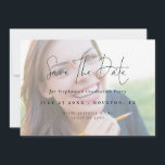 Reserve A Data Graduação da camada de luz de fotos do Modern Scri<br><div class="desc">Formatação de luz do roteiro moderno 2025 Disponível digitalmente e impressa. Uma tipografia de conjunto de na moda para o título principal Salvar a Data complementando o resto do texto que você pode personalizar facilmente. Substitua a foto de amostra no fundo por sua.</div>