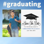 Reserve A Data Graduação de Foto de Formando Moderno<br><div class="desc">Crie uma formatura impressionante, salve o cartão com fotos de data para a Classe 2023 com um na moda, design moderno - perfeito para compartilhar com amigos e familiares! Incorpore sua foto de retrato favorita da classe de mais velho. Inclui um design moderno com um boné de formatura simbólico, tipografia...</div>