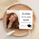 Reserve A Data Graduação simples de fotos moderna<br><div class="desc">Uma foto Salve o cartão de data para uma graduação. Na frente: adicione sua própria foto vertical do formando. Um fundo branco chic, texto preto. Modelos para um nome e data. O nome e o texto: Salvar a Data são escritos com um script de estilo moderno com letra manual. Com...</div>