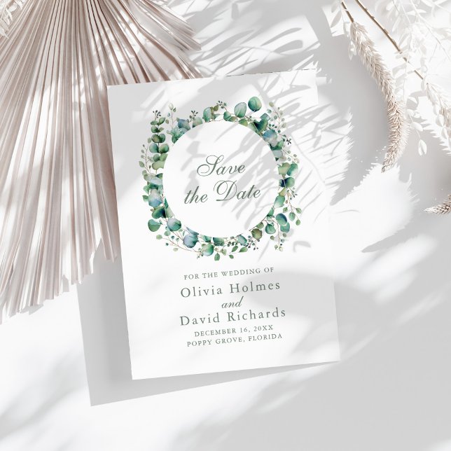 Reserve A Data Greenery Moderna Eucalipto Casamento Botânico (Modern Greenery Eucalyptus Botanical Wedding Save The Date on a sunny white table.)