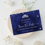 Reserve A Data Grelhas de brilho azul do marinho de Quinceanera<br><div class="desc">Uma garota e moda Salve o cartão de data para uma Quinceañera,  15 festa de aniversário. Um fundo azul marinho,  incolor. Decorado com faíscas de brilho e uma tiara,  coroa. O texto: Salvar a Data é gravado com um script de estilo com letra de tendência grande.</div>