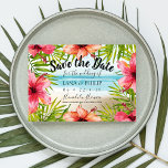 Reserve A Data Ilha Paradise Tropical Beach<br><div class="desc">Cartões salve a data tropicais apresentam uma praia de aquarela,  flores de hibisco rosa e coral e folhas de palma que rodeiam seus nomes,  data de casamento,  local e site de casamento ou outras informações. O lado inverso é lindo azul-oceano. Personalize com seus nomes e informações de casamento.</div>